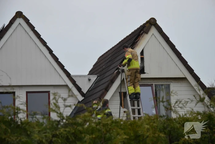 Brandweer ingezet voor brand in nok van dak