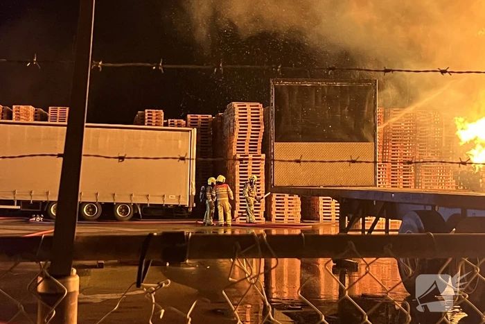 Enorme brand bij pallet opslag