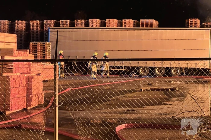Enorme brand bij pallet opslag
