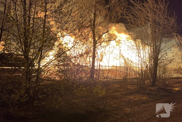 Enorme brand bij pallet opslag