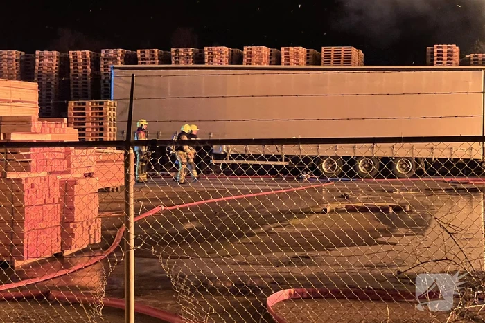 Enorme brand bij pallet opslag