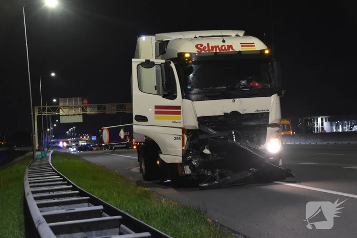 Hulpdiensten ingezet voor aanrijding tussen vrachtwagen en personenauto, snelweg afgesloten