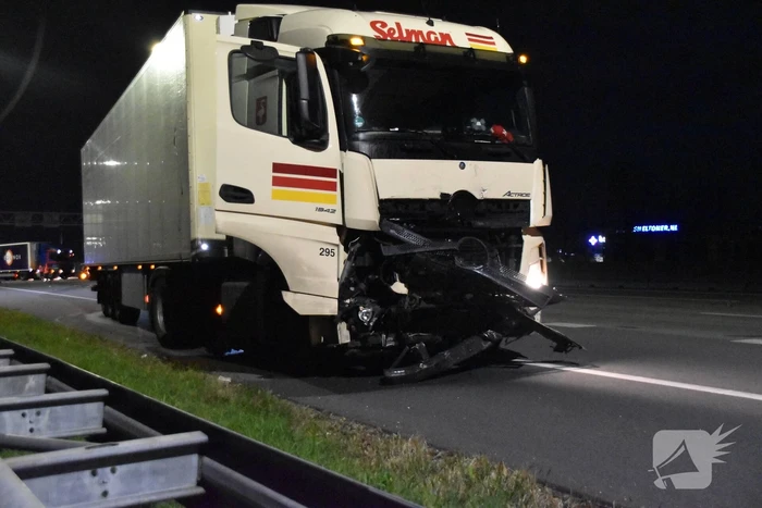 Hulpdiensten ingezet voor aanrijding tussen vrachtwagen en personenauto, snelweg afgesloten