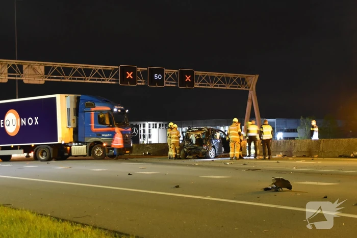 Hulpdiensten ingezet voor aanrijding tussen vrachtwagen en personenauto, snelweg afgesloten