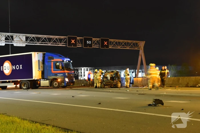 Hulpdiensten ingezet voor aanrijding tussen vrachtwagen en personenauto, snelweg afgesloten