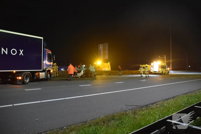 Hulpdiensten ingezet voor aanrijding tussen vrachtwagen en personenauto, snelweg afgesloten