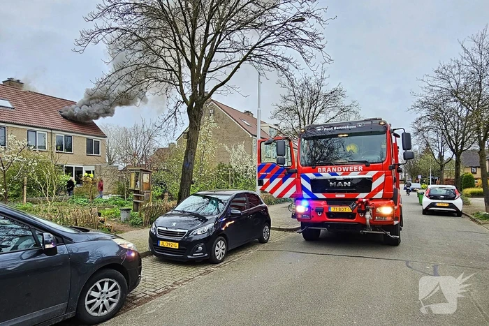 Dikke rookpluimen uit woning door brand