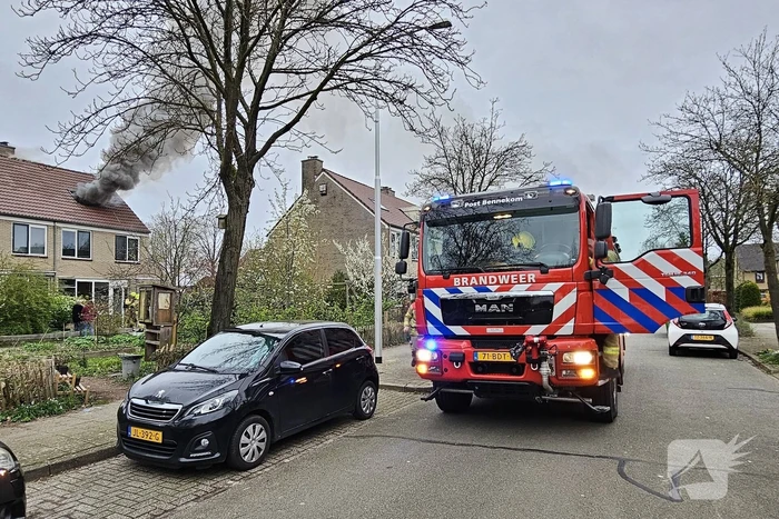 Dikke rookpluimen uit woning door brand