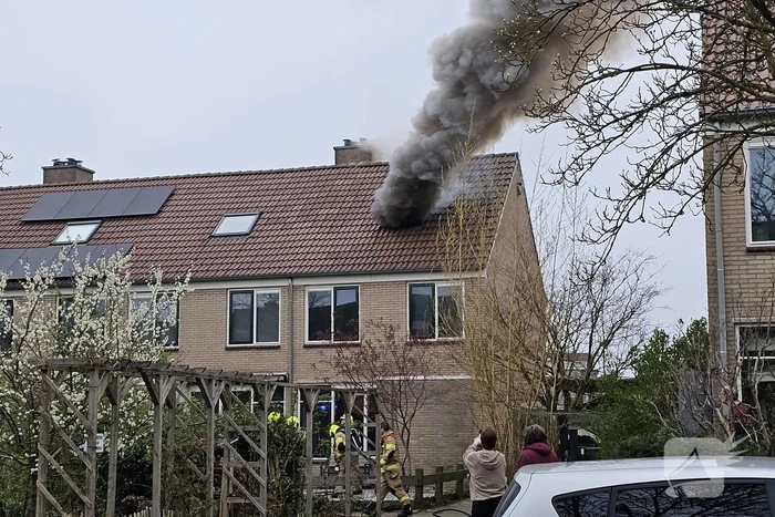 Dikke rookpluimen uit woning door brand