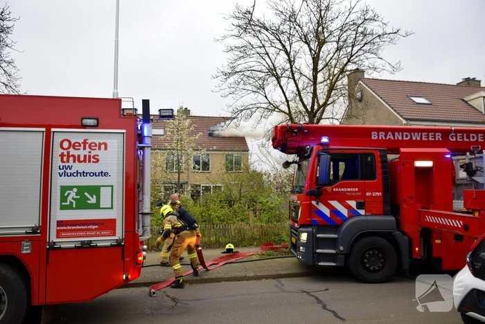 Dikke rookpluimen uit woning door brand
