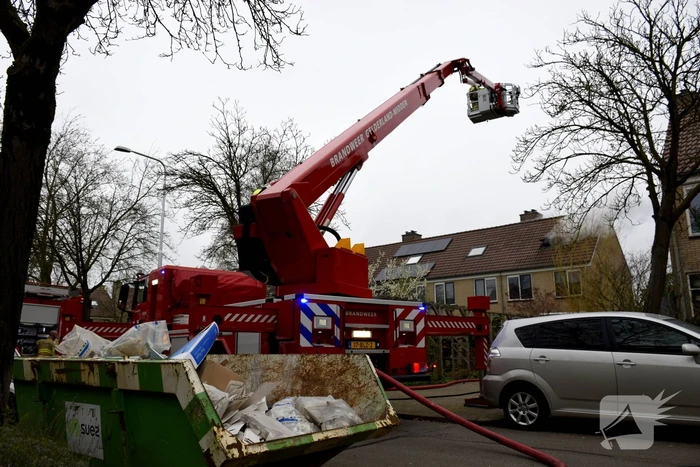 Dikke rookpluimen uit woning door brand