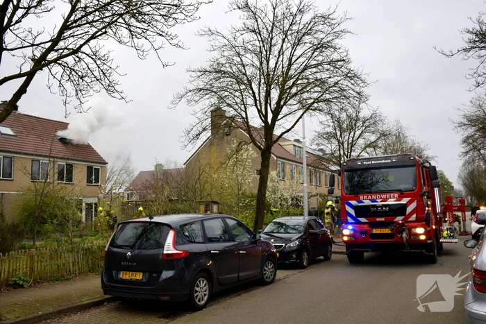 Dikke rookpluimen uit woning door brand