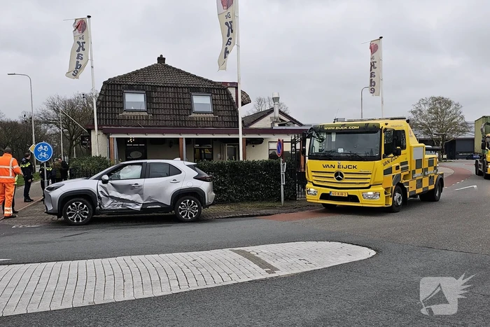 Twee personenwagens botsen op kruising