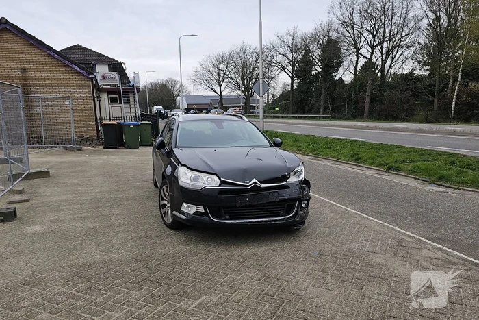 Twee personenwagens botsen op kruising