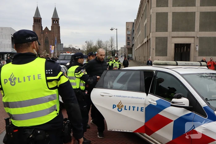 Massale politie-inzet bij rechtzaak, pegida voorman aangehouden