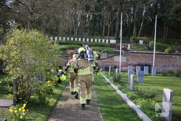 Brandweer bevrijdt vastzittend hert