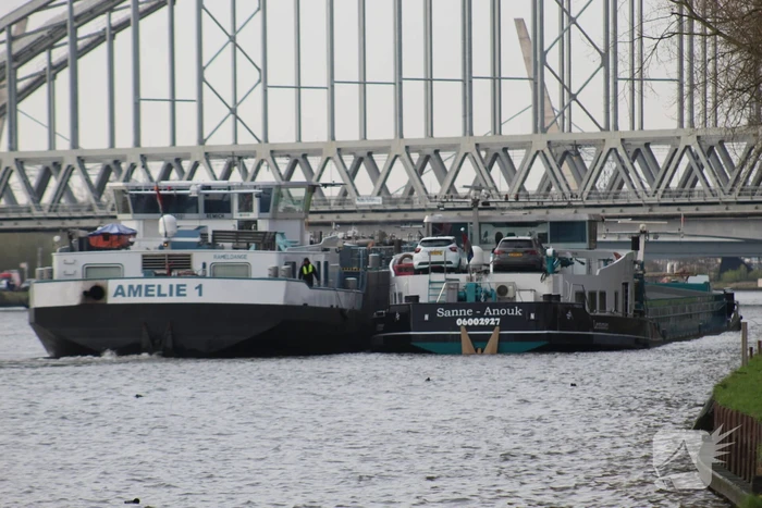 Persoon op bogen van brug, vele hulpdiensten aanwezig