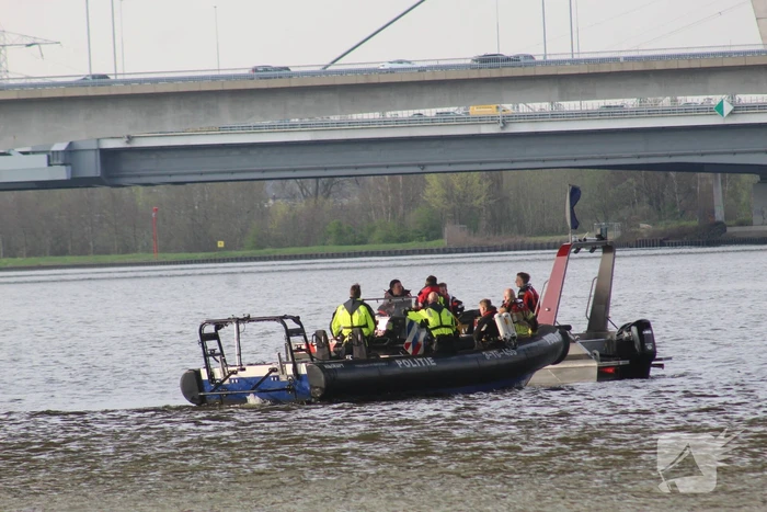Persoon op bogen van brug, vele hulpdiensten aanwezig