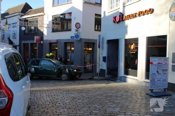 Auto ramt gevel Aziatisch restaurant