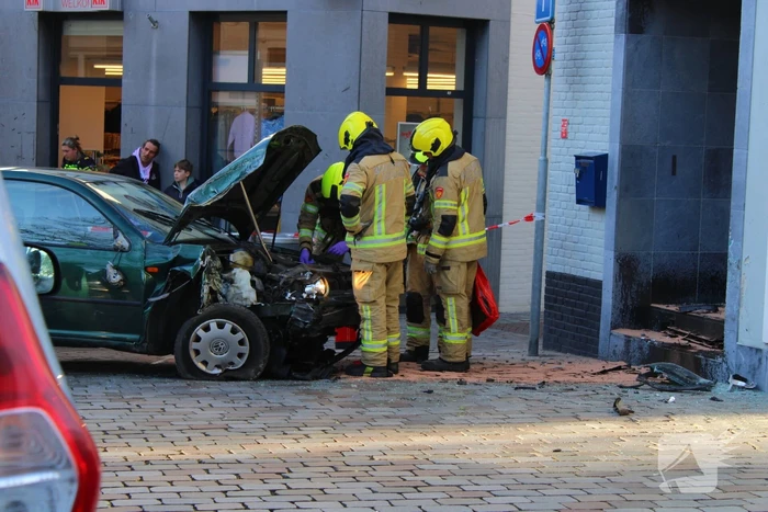 Auto ramt gevel Aziatisch restaurant