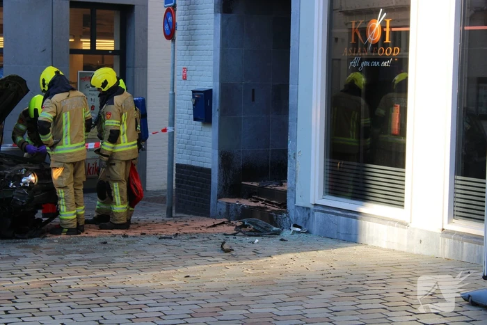 Auto ramt gevel Aziatisch restaurant
