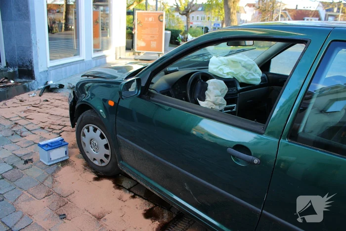 Auto ramt gevel Aziatisch restaurant