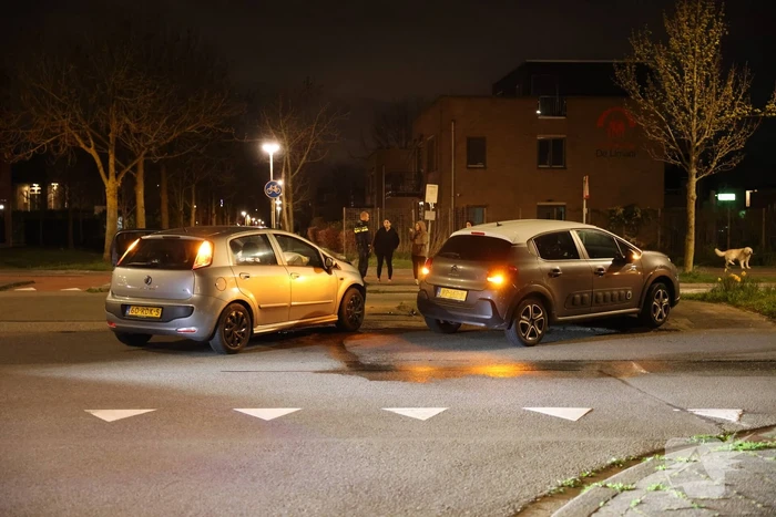 Twee voertuigen beschadigd bij frontale aanrijding