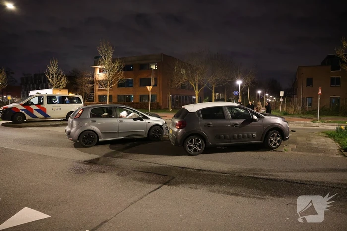 Twee voertuigen beschadigd bij frontale aanrijding