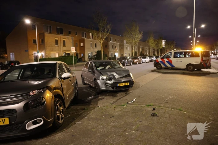 Twee voertuigen beschadigd bij frontale aanrijding