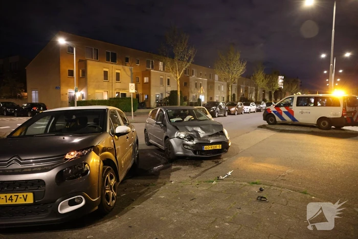 Twee voertuigen beschadigd bij frontale aanrijding