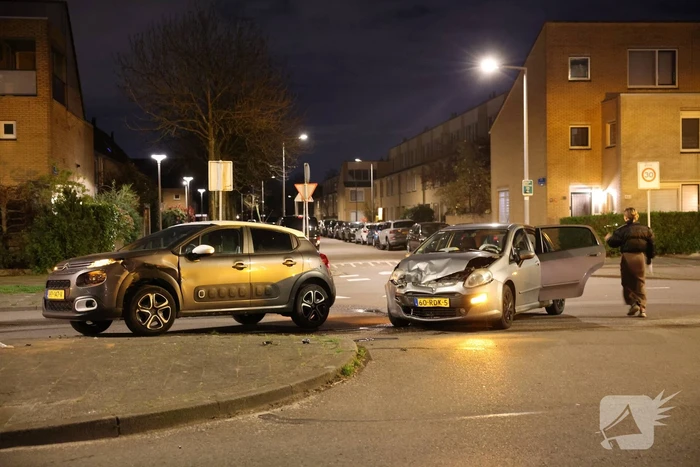 Twee voertuigen beschadigd bij frontale aanrijding