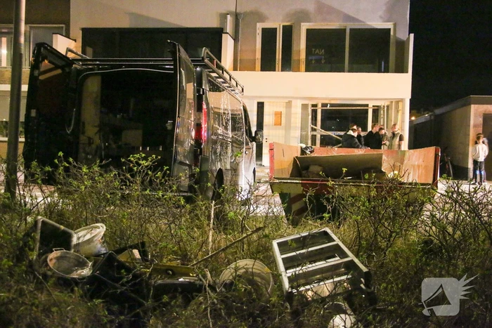 Bestelbus total-loss na brand