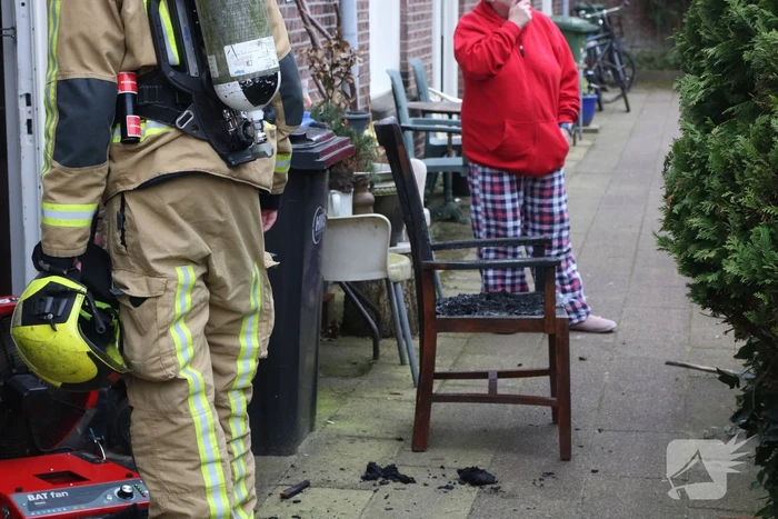 Stoel in woning vliegt in brand