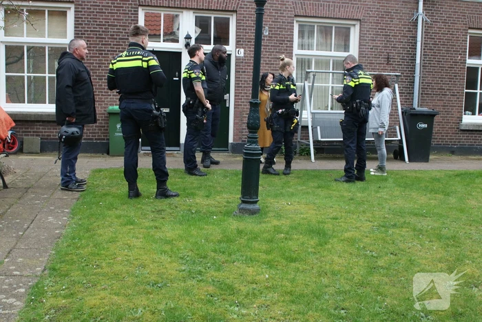 Stoel in woning vliegt in brand
