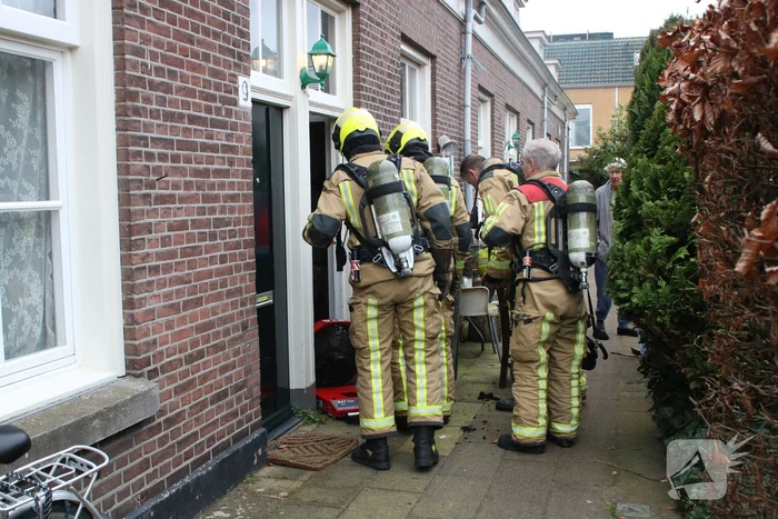 Stoel in woning vliegt in brand