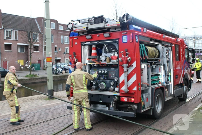 Stoel in woning vliegt in brand