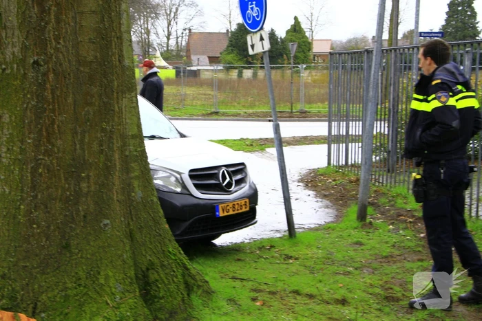 Fietser gewond bij aanrijding met bestelauto
