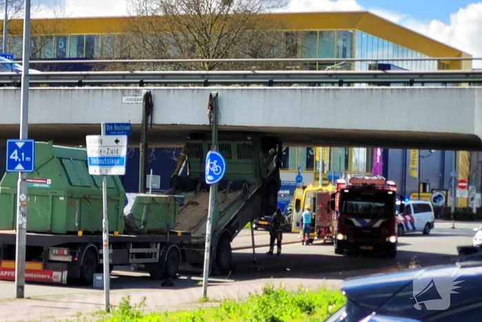Vrachtwagenchauffeur bekneld na ongeval