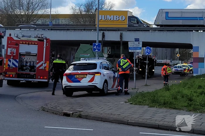 Vrachtwagenchauffeur bekneld na ongeval