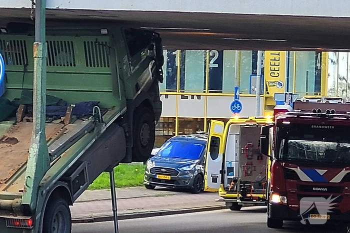Vrachtwagenchauffeur bekneld na ongeval
