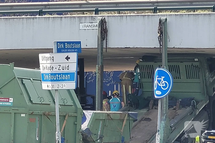 Vrachtwagenchauffeur bekneld na ongeval