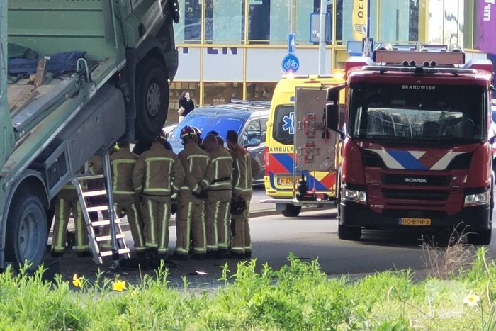 Vrachtwagenchauffeur bekneld na ongeval