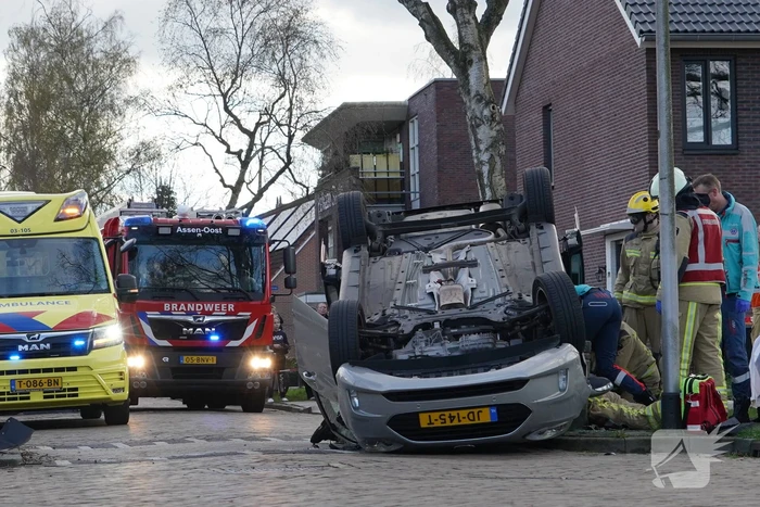 Brandweer bevrijdt automobilist uit auto