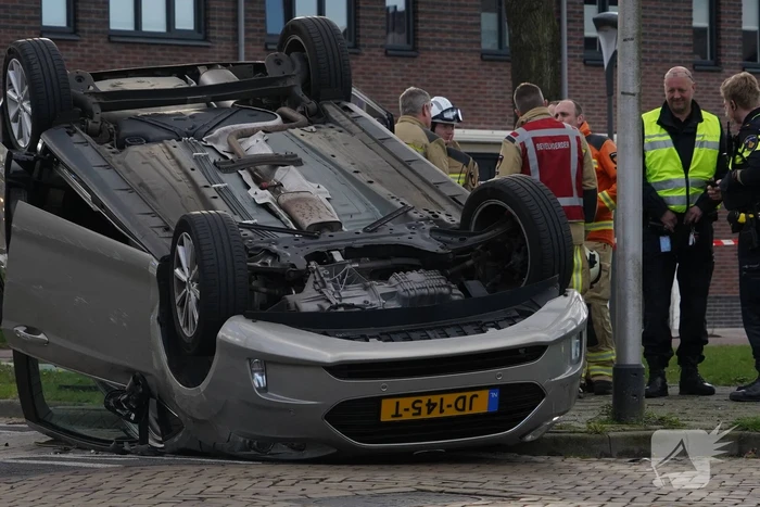 Brandweer bevrijdt automobilist uit auto