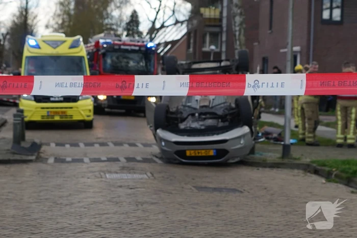Brandweer bevrijdt automobilist uit auto