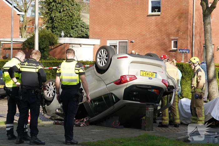 Brandweer bevrijdt automobilist uit auto