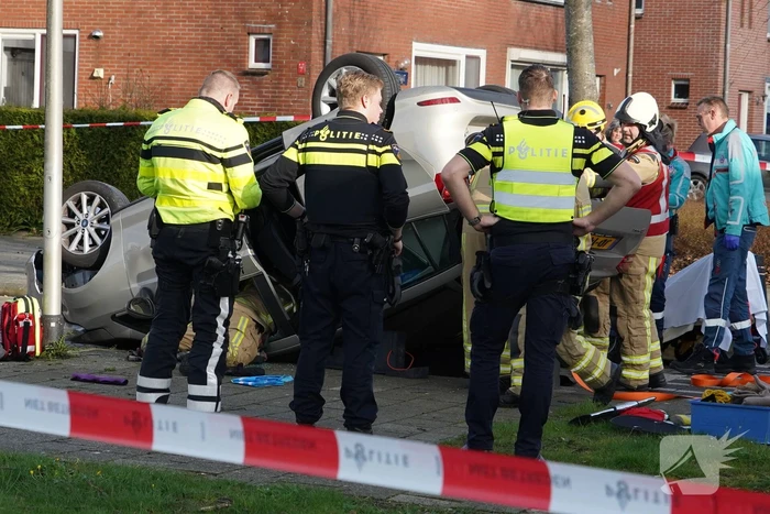 Brandweer bevrijdt automobilist uit auto