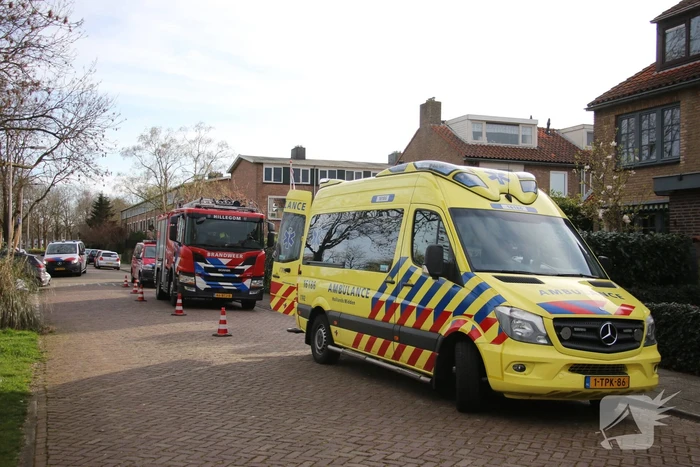 Brandweer en traumateam assisteren bij medische noodsituatie