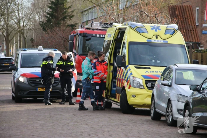 Brandweer en traumateam assisteren bij medische noodsituatie