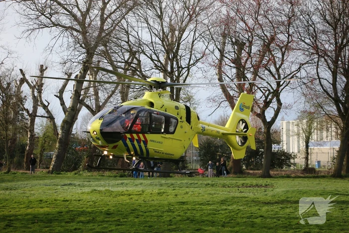 Brandweer en traumateam assisteren bij medische noodsituatie
